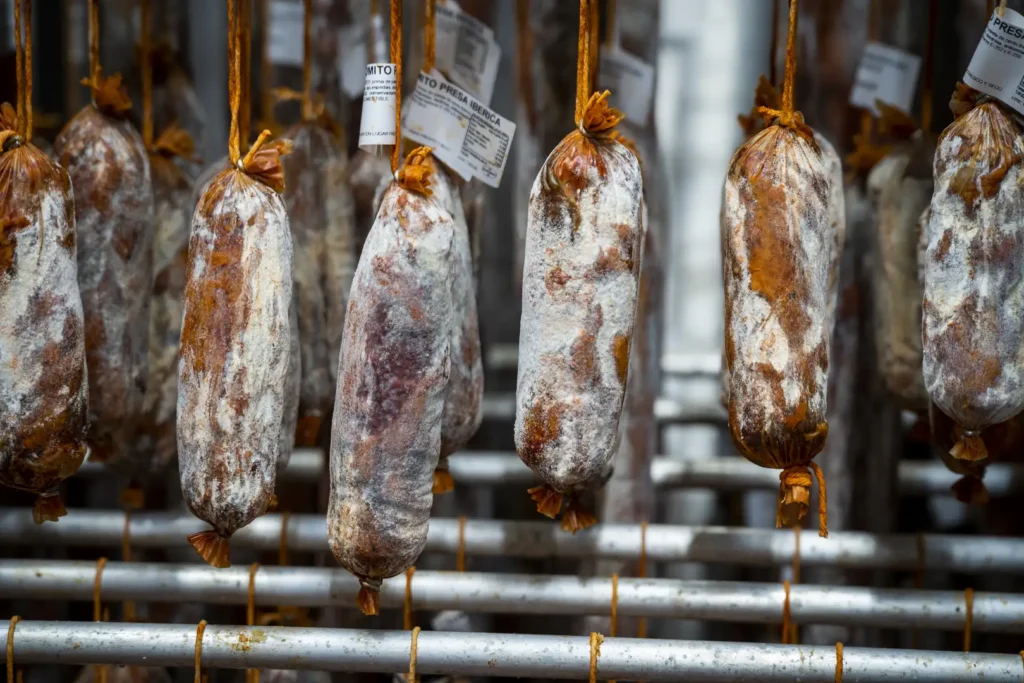 embutidos ibericos secando segundin